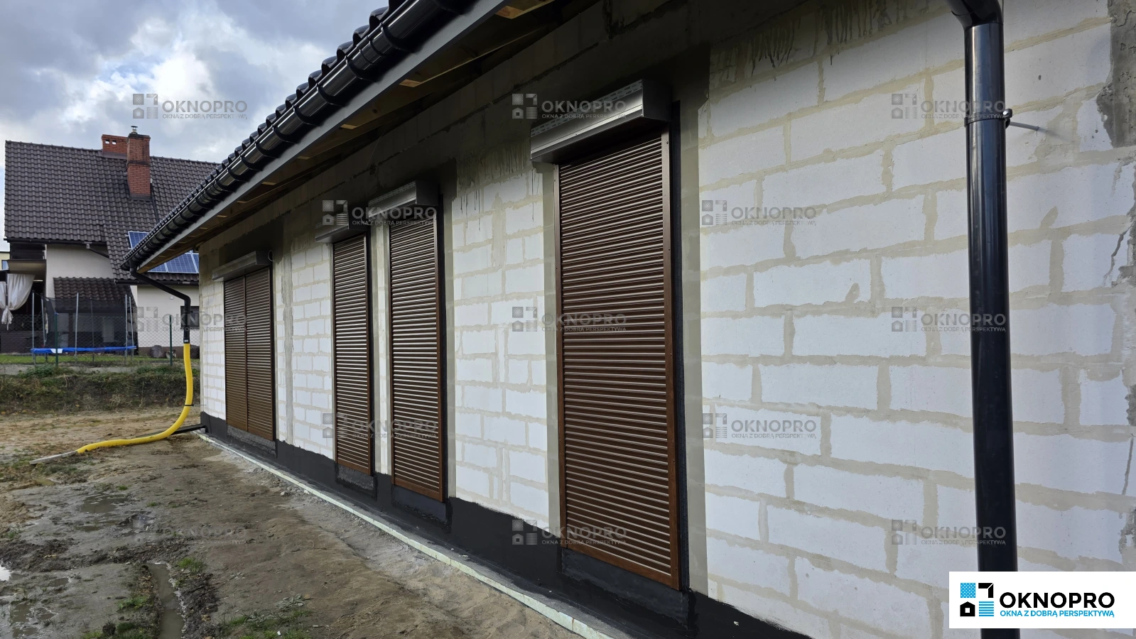 Stolarka Vetrex V82, drzwi tarasowe Vetrex Move i rolety w kolorze orzech